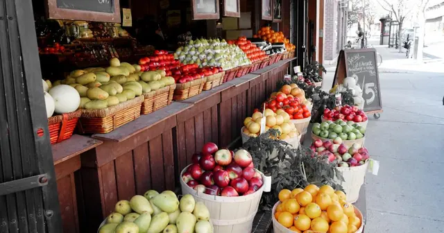 Banca de frutas numa feira livre