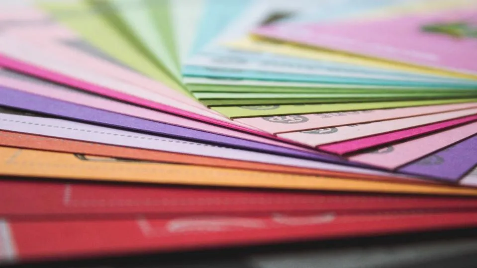 Papéis coloridos em leque, de tons claros a escuros