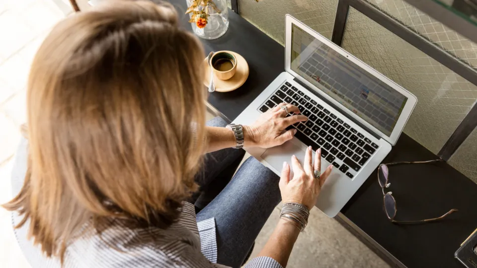 Pessoa escrevendo um e-mail no notebook