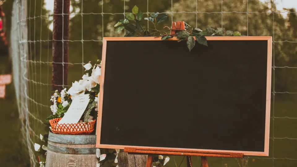 Quadro de recados decorado com flores numa festa de casamento