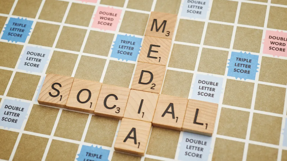 Peças de jogo de palavras formando a expressão social media
